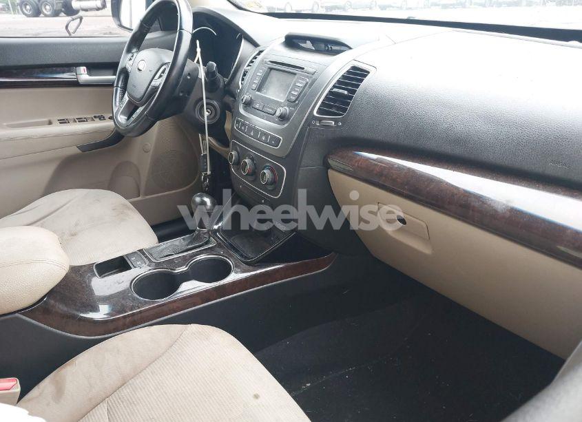 Photo 5 of 2015 Kia Sorento LX (VIN 5XYKT3A64FG571319)