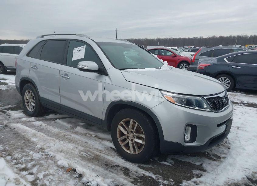 2015 Kia Sorento LX (VIN 5XYKT3A64FG576813) main photo