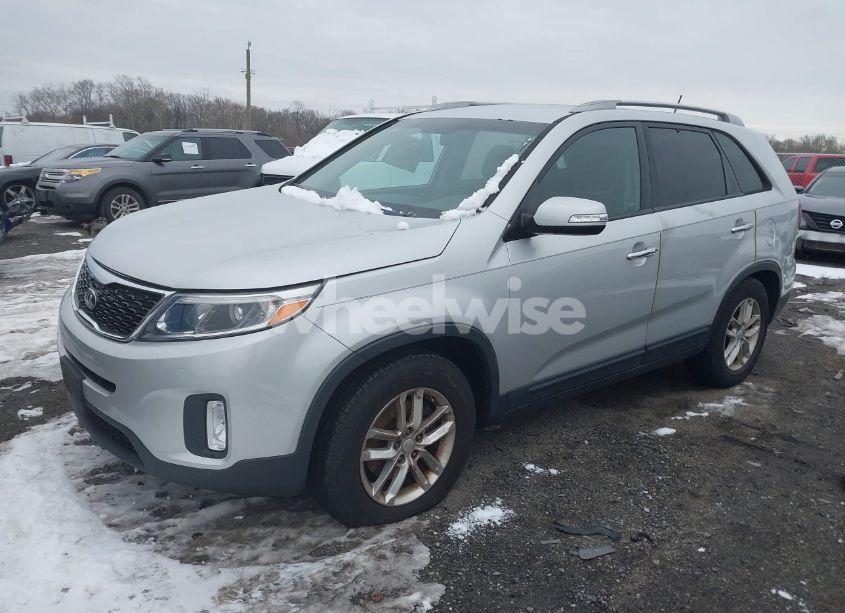 Photo 2 of 2015 Kia Sorento LX (VIN 5XYKT3A64FG576813)