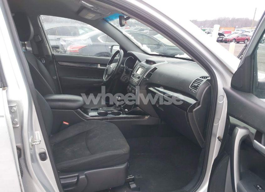 Photo 5 of 2015 Kia Sorento LX (VIN 5XYKT3A64FG576813)