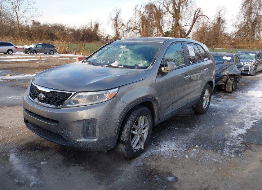 Photo 2 of 2015 Kia Sorento LX (VIN 5XYKT3A64FG583521)