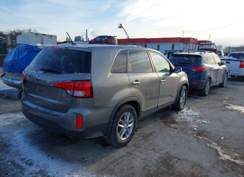 Photo 4 of 2015 Kia Sorento LX (VIN 5XYKT3A64FG583521)