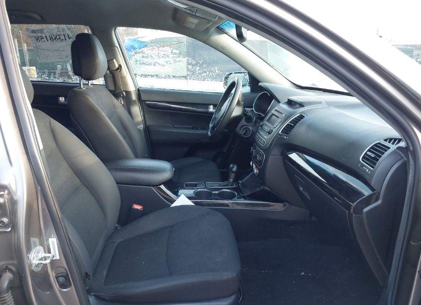 Photo 5 of 2015 Kia Sorento LX (VIN 5XYKT3A64FG583521)