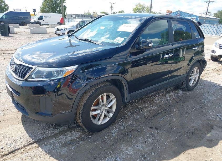 Photo 2 of 2015 Kia Sorento LX (VIN 5XYKT3A64FG589304)