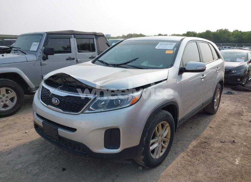 Photo 2 of 2015 Kia Sorento LX (VIN 5XYKT3A64FG592719)