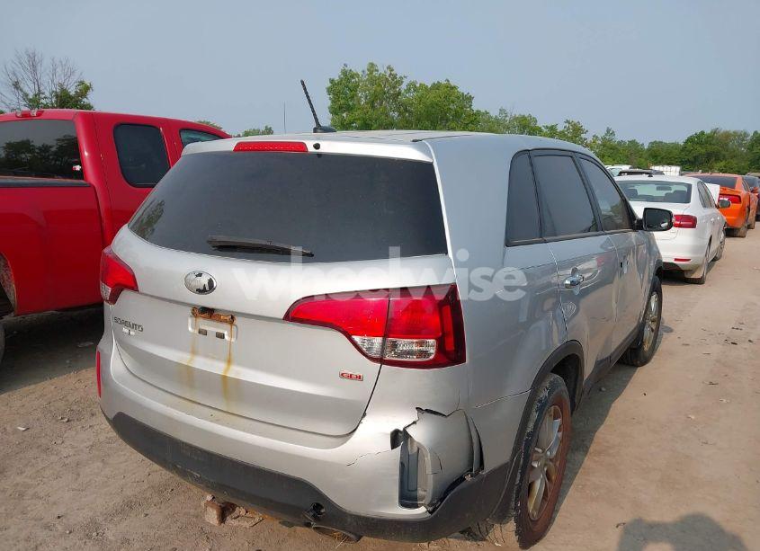 Photo 4 of 2015 Kia Sorento LX (VIN 5XYKT3A64FG592719)