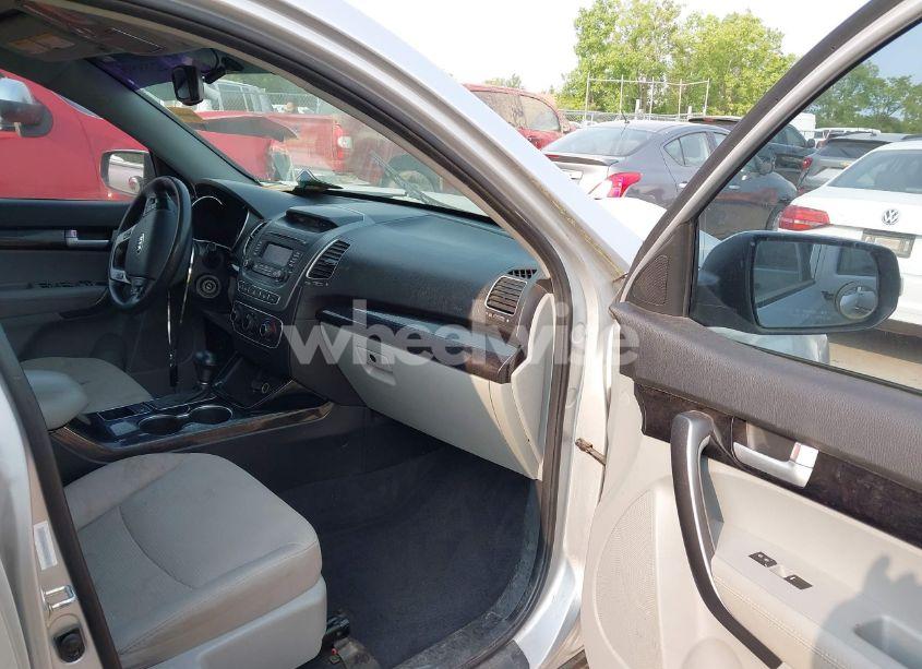 Photo 5 of 2015 Kia Sorento LX (VIN 5XYKT3A64FG592719)