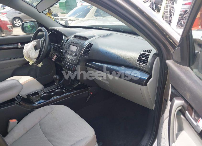 Photo 5 of 2015 Kia Sorento LX (VIN 5XYKT3A64FG611172)