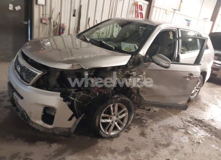 Photo 2 of 2015 Kia Sorento LX (VIN 5XYKT3A64FG643426)