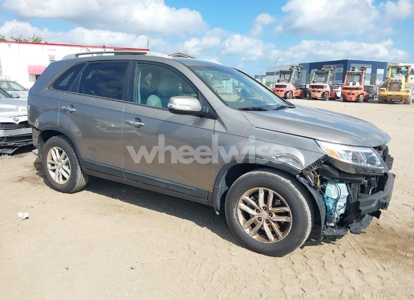 2015 Kia Sorento LX (VIN 5XYKT3A64FG657620) main photo