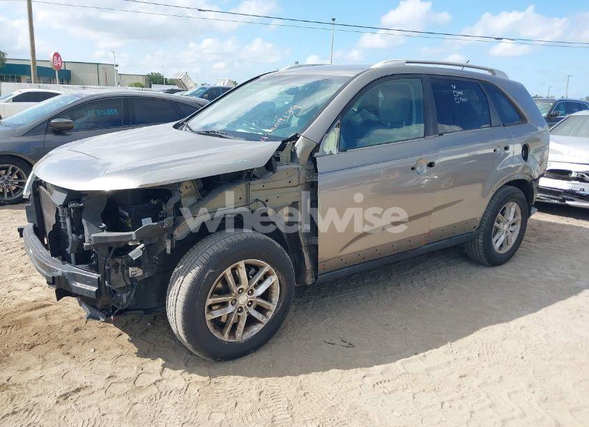 Photo 2 of 2015 Kia Sorento LX (VIN 5XYKT3A64FG657620)