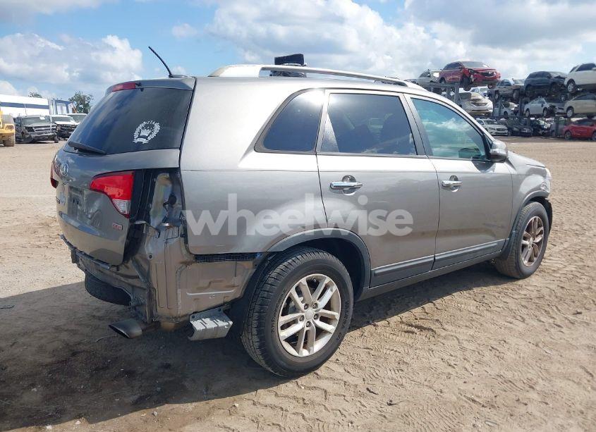 Photo 4 of 2015 Kia Sorento LX (VIN 5XYKT3A64FG657620)