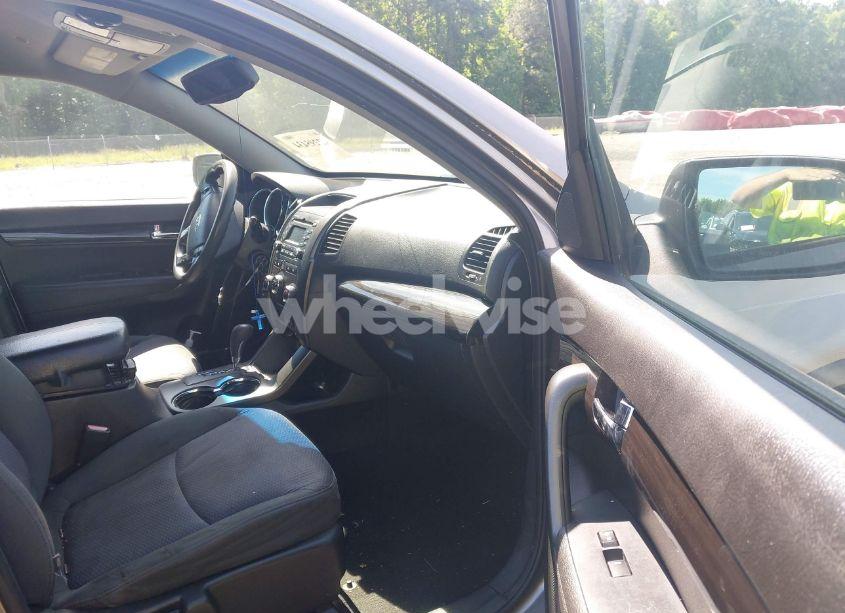 Photo 5 of 2012 Kia Sorento LX (VIN 5XYKT3A65CG215134)