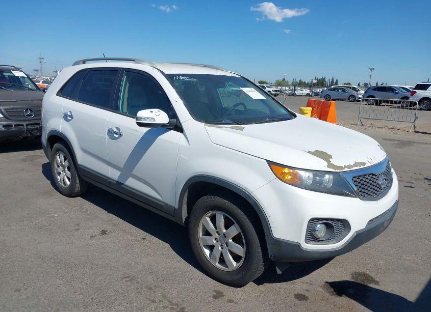 2013 Kia Sorento LX (VIN 5XYKT3A65DG422933) main photo