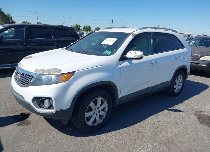 Photo 2 of 2013 Kia Sorento LX (VIN 5XYKT3A65DG422933)