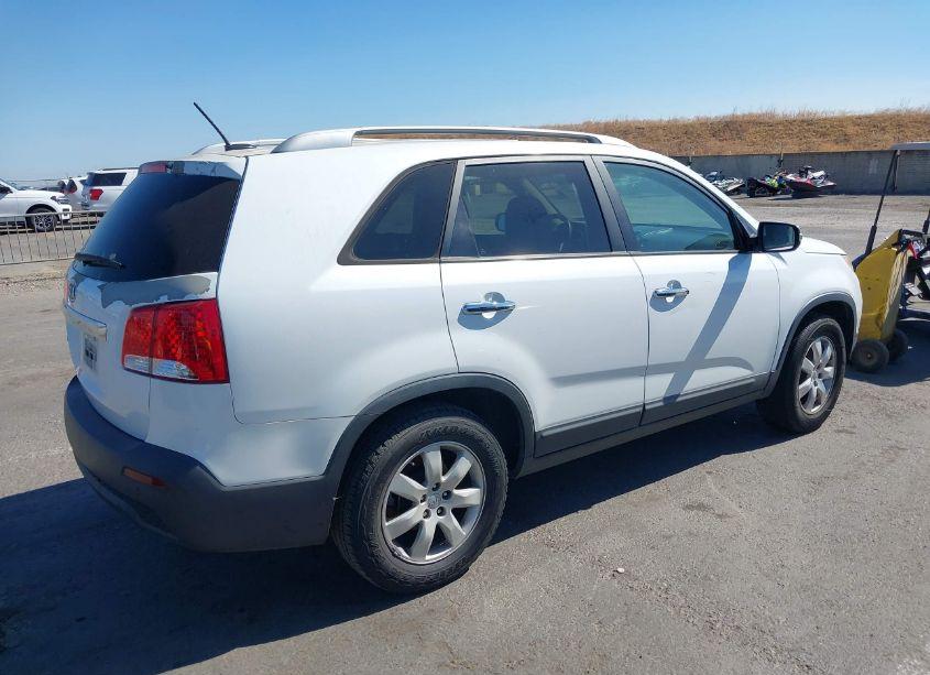 Photo 4 of 2013 Kia Sorento LX (VIN 5XYKT3A65DG422933)