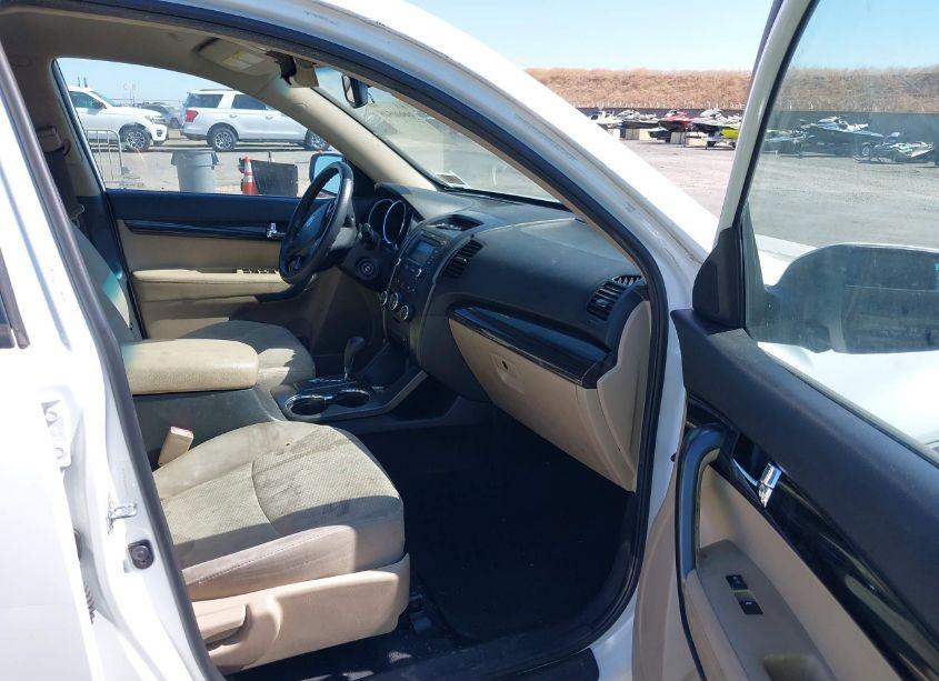 Photo 5 of 2013 Kia Sorento LX (VIN 5XYKT3A65DG422933)