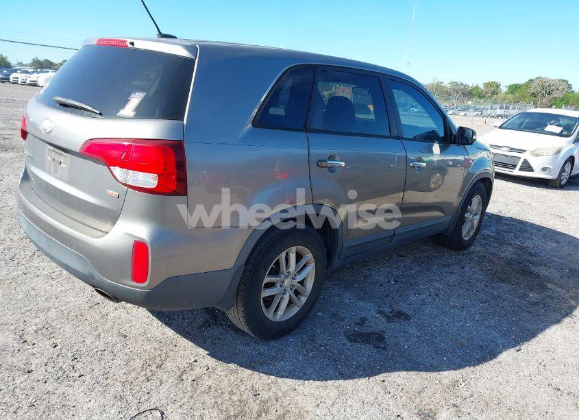 Photo 4 of 2014 Kia Sorento LX (VIN 5XYKT3A65EG425669)