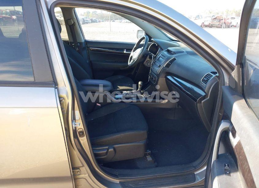 Photo 5 of 2014 Kia Sorento LX (VIN 5XYKT3A65EG425669)