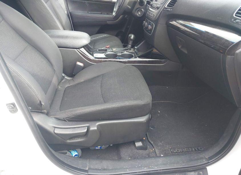 Photo 5 of 2014 Kia Sorento LX (VIN 5XYKT3A65EG486049)