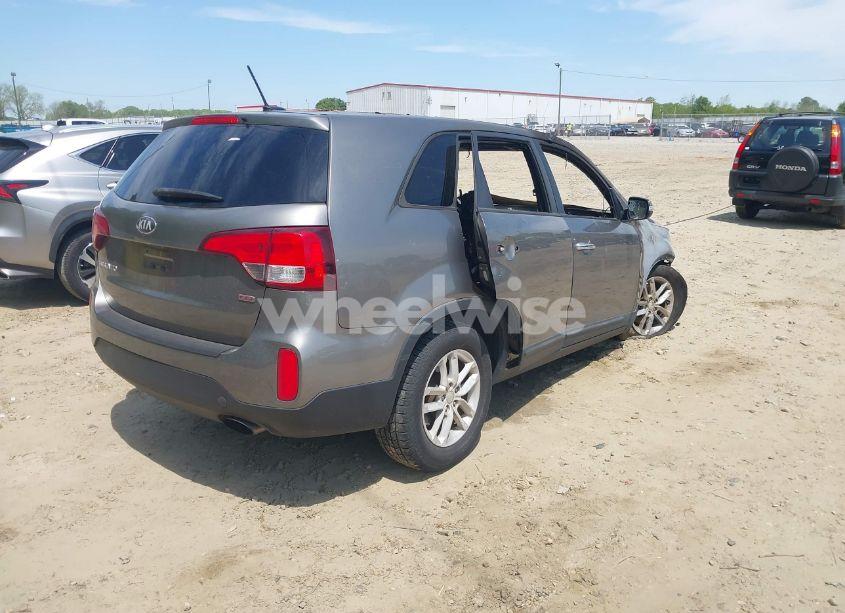 Photo 4 of 2014 Kia Sorento LX (VIN 5XYKT3A65EG486679)