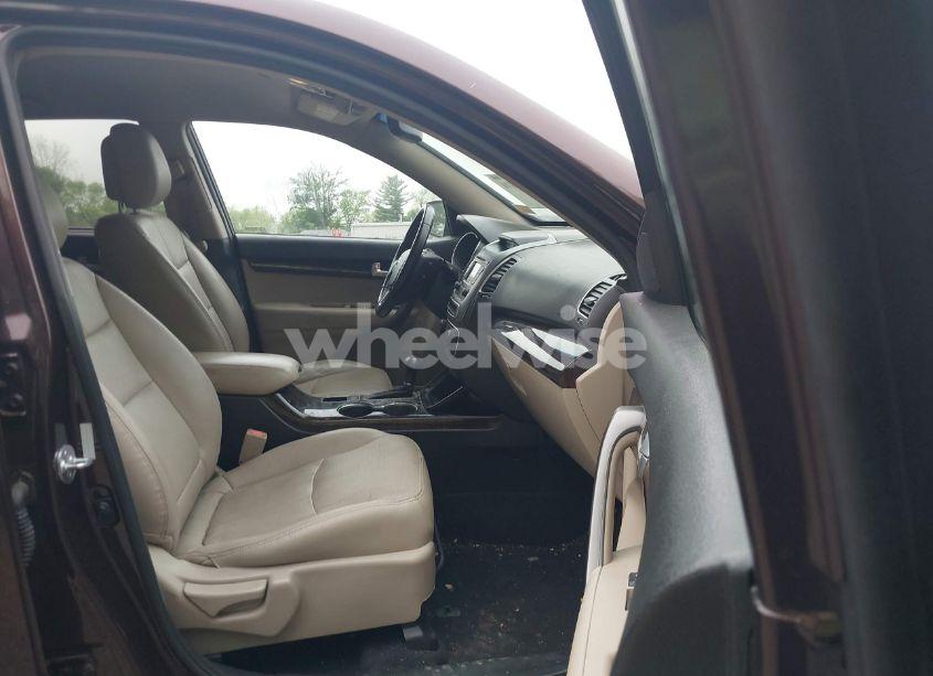 Photo 5 of 2014 Kia Sorento LX (VIN 5XYKT3A65EG528039)