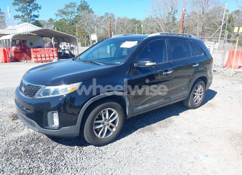 Photo 2 of 2015 Kia Sorento LX (VIN 5XYKT3A65FG551712)