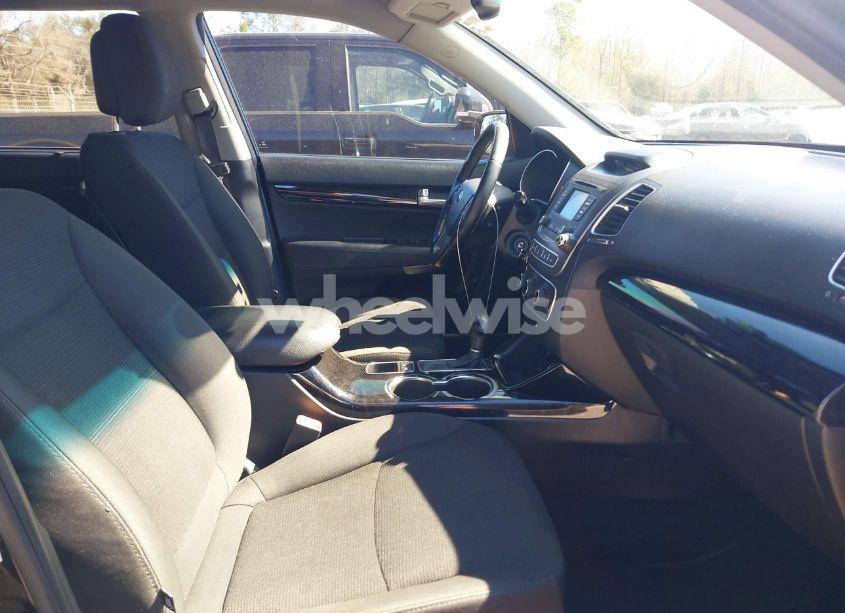 Photo 5 of 2015 Kia Sorento LX (VIN 5XYKT3A65FG551712)