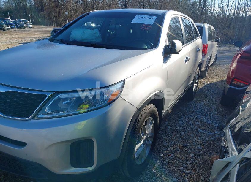 Photo 2 of 2015 Kia Sorento LX (VIN 5XYKT3A65FG564606)