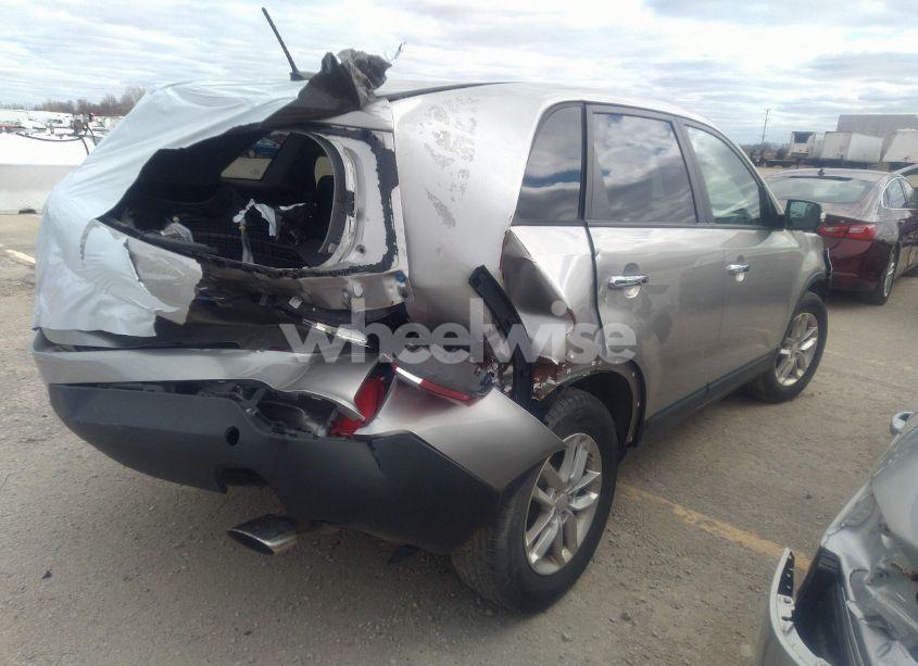 Photo 4 of 2015 Kia Sorento LX (VIN 5XYKT3A65FG591403)