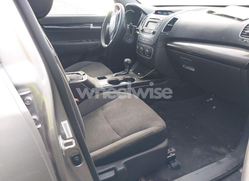 Photo 5 of 2015 Kia Sorento LX (VIN 5XYKT3A65FG591403)