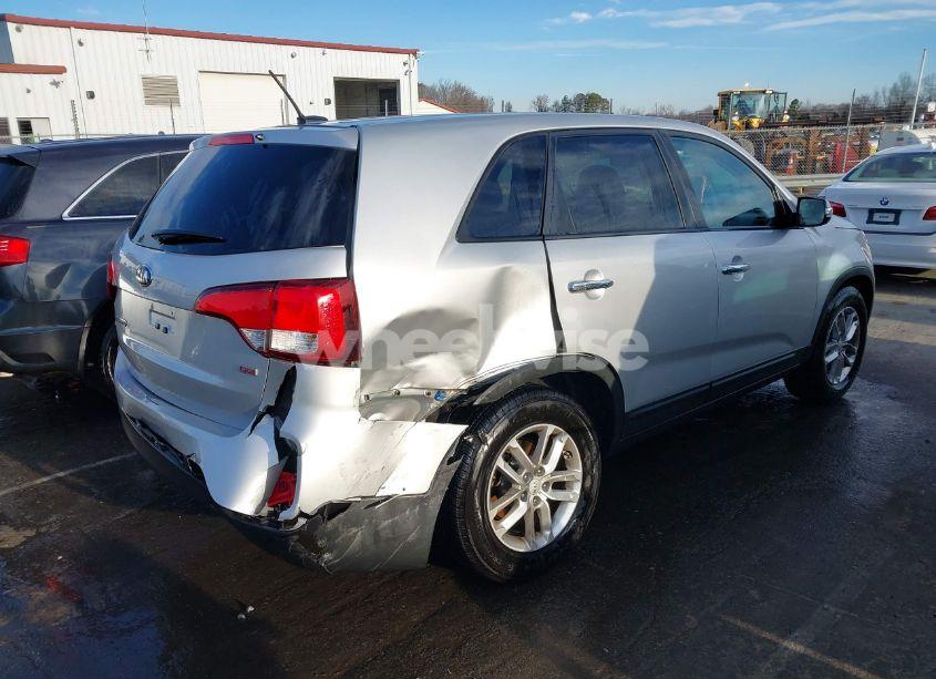 Photo 4 of 2015 Kia Sorento LX (VIN 5XYKT3A65FG596147)