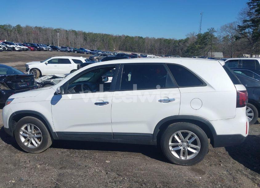 Photo 14 of 2015 Kia Sorento LX (VIN 5XYKT3A65FG597900)