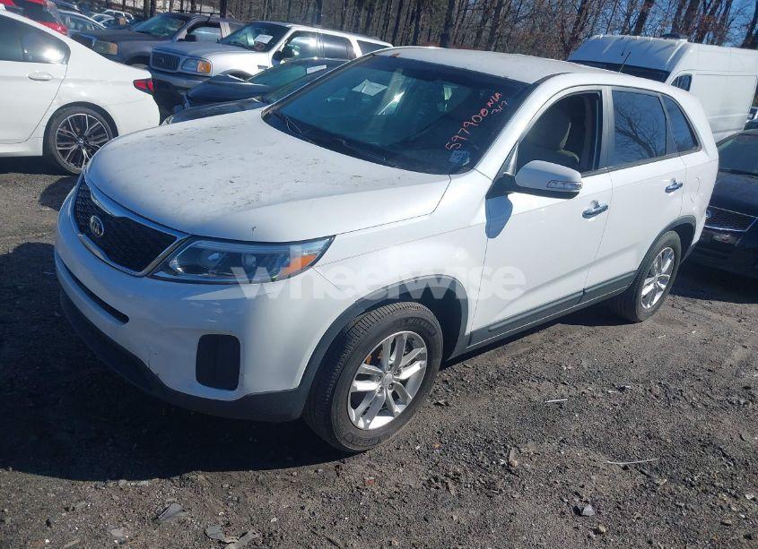 Photo 2 of 2015 Kia Sorento LX (VIN 5XYKT3A65FG597900)