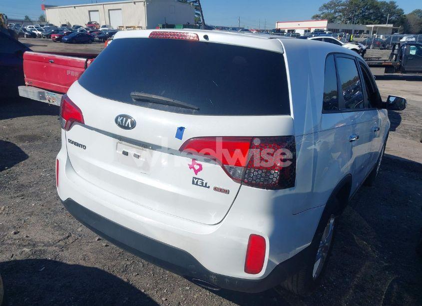 Photo 4 of 2015 Kia Sorento LX (VIN 5XYKT3A65FG597900)