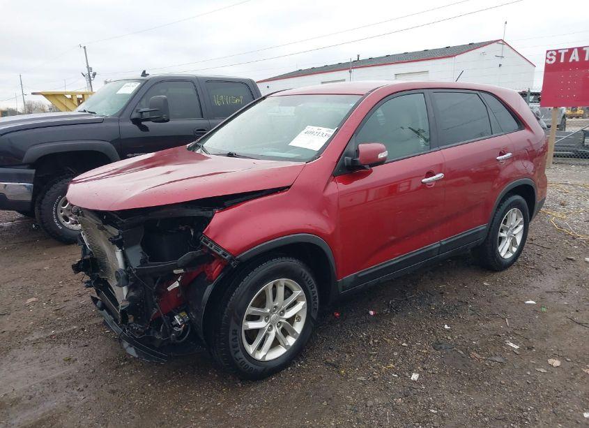 Photo 2 of 2015 Kia Sorento LX (VIN 5XYKT3A65FG618499)