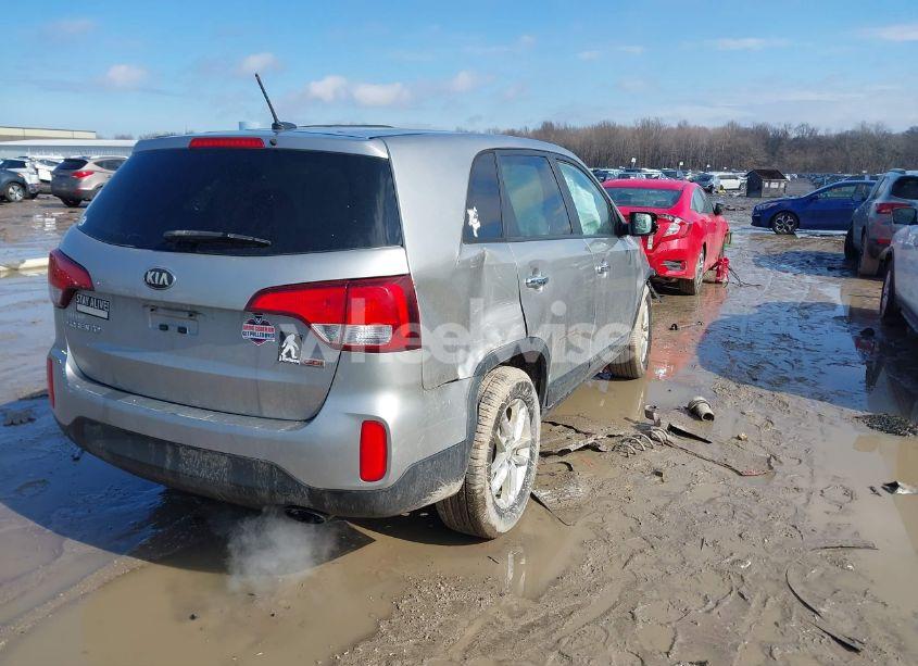 Photo 4 of 2015 Kia Sorento LX (VIN 5XYKT3A65FG620947)