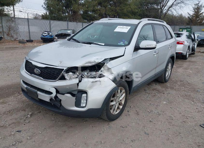 Photo 2 of 2015 Kia Sorento LX (VIN 5XYKT3A65FG627431)