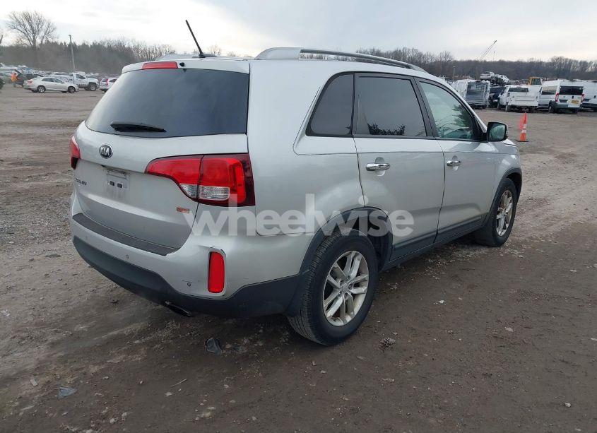 Photo 4 of 2015 Kia Sorento LX (VIN 5XYKT3A65FG627431)