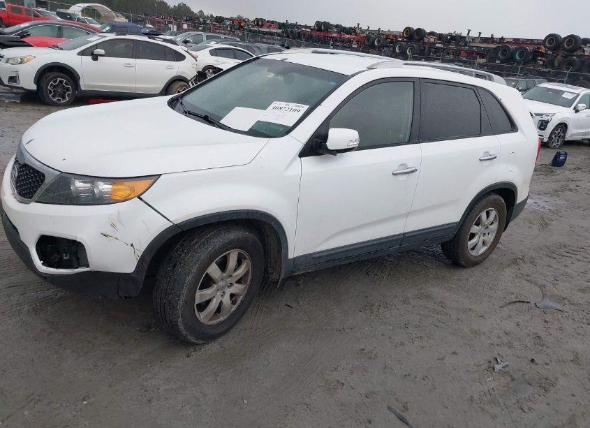 Photo 2 of 2013 Kia Sorento LX (VIN 5XYKT3A66DG345389)