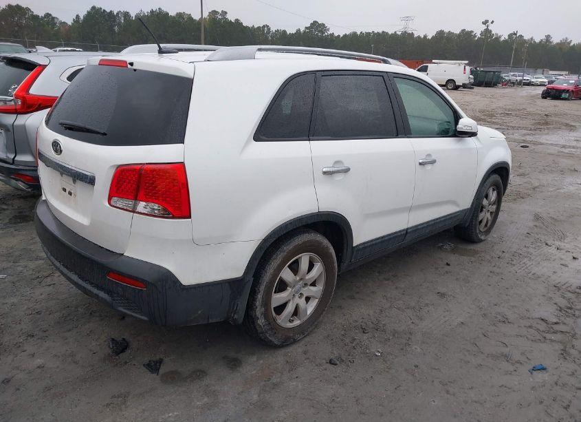 Photo 4 of 2013 Kia Sorento LX (VIN 5XYKT3A66DG345389)