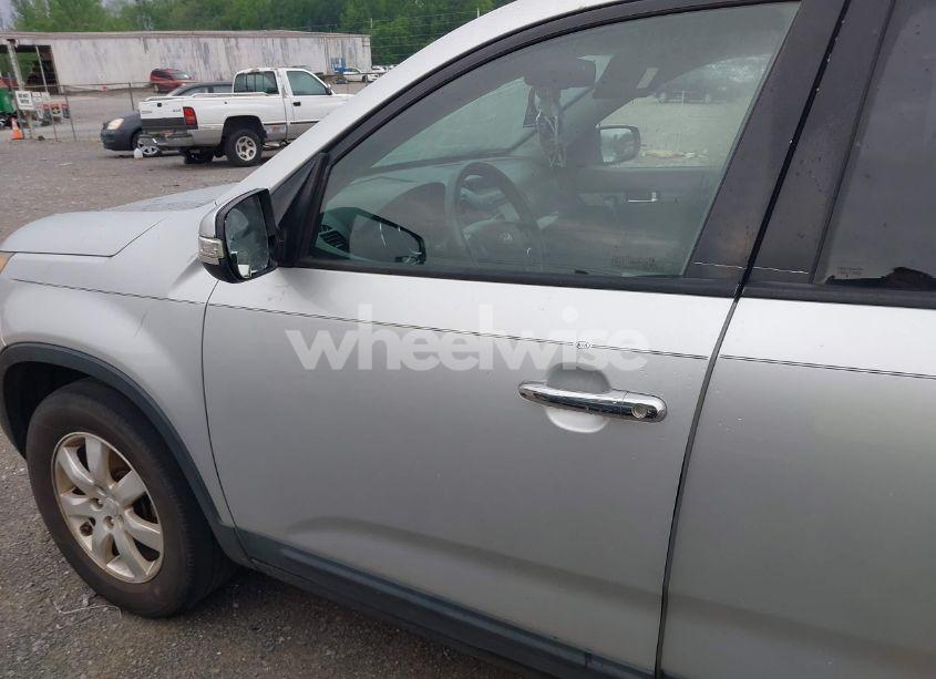 Photo 13 of 2013 Kia Sorento LX (VIN 5XYKT3A66DG359826)