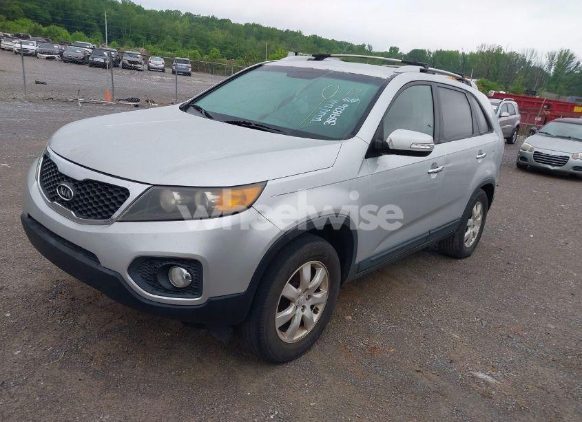 Photo 2 of 2013 Kia Sorento LX (VIN 5XYKT3A66DG359826)