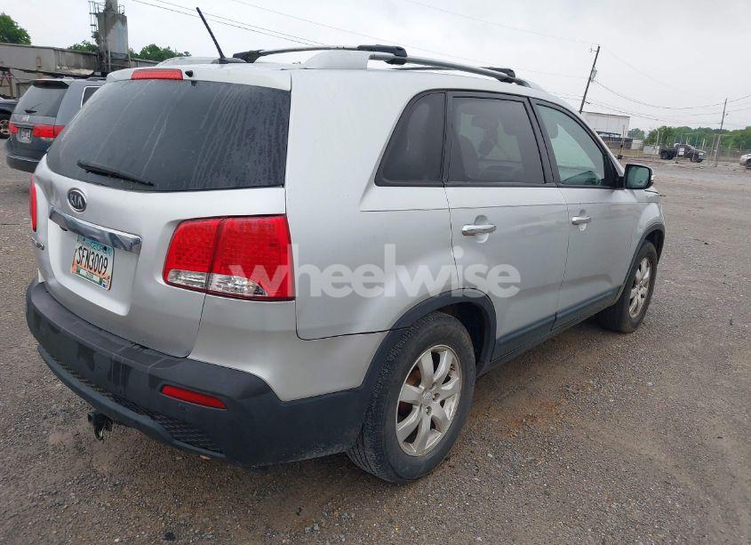 Photo 4 of 2013 Kia Sorento LX (VIN 5XYKT3A66DG359826)