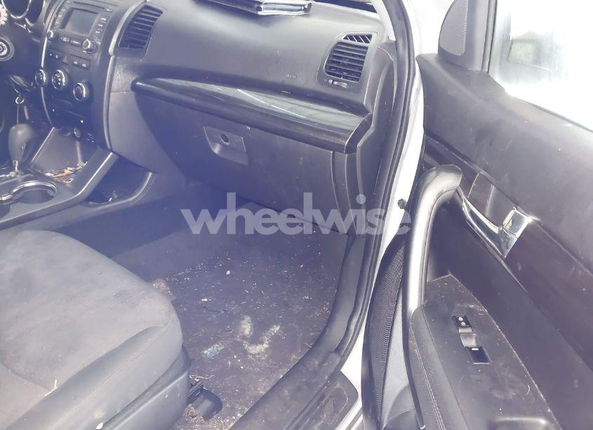 Photo 5 of 2013 Kia Sorento LX (VIN 5XYKT3A66DG359826)