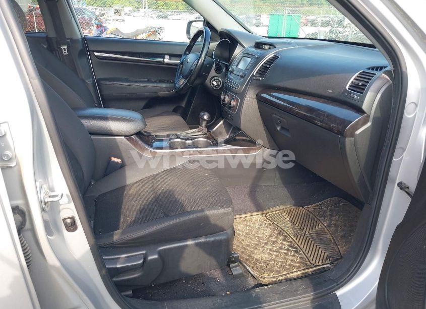 Photo 5 of 2014 Kia Sorento LX (VIN 5XYKT3A66EG550034)