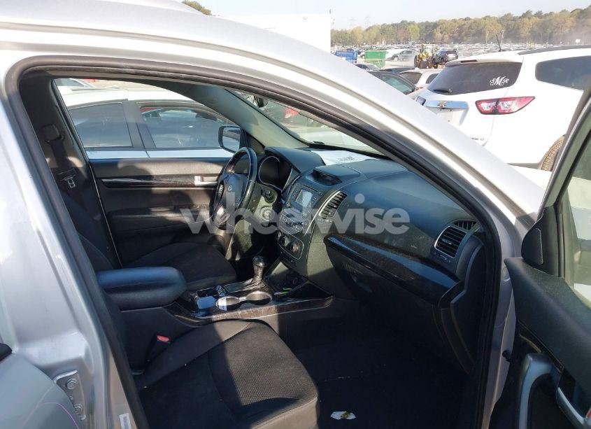 Photo 5 of 2015 Kia Sorento LX (VIN 5XYKT3A66FG557308)