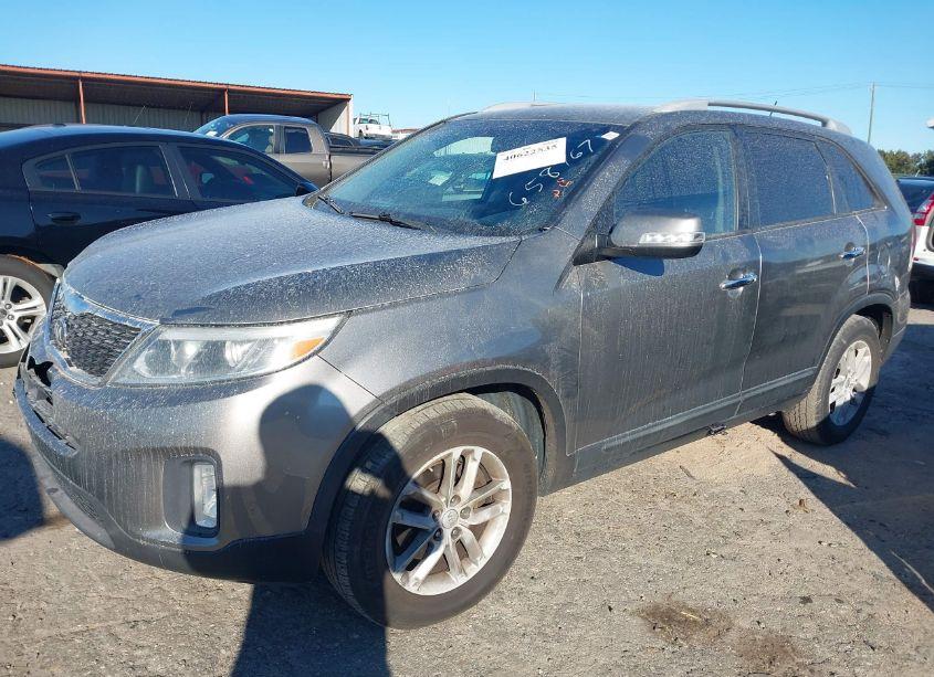 Photo 2 of 2015 Kia Sorento LX (VIN 5XYKT3A66FG658767)