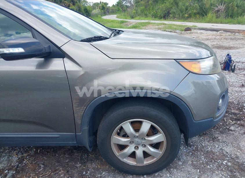 Photo 12 of 2013 Kia Sorento LX (VIN 5XYKT3A67DG337138)