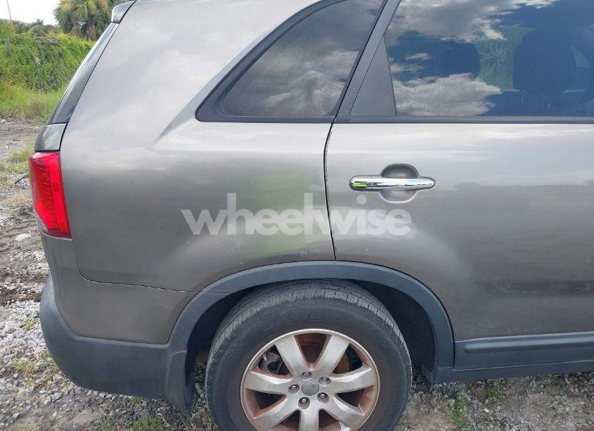 Photo 13 of 2013 Kia Sorento LX (VIN 5XYKT3A67DG337138)